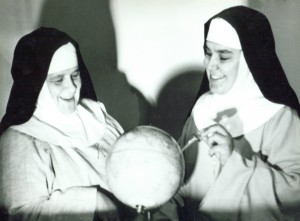 Mère Jeanne Le Ber et Mère Rita-Marie vers 1953