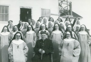 Mgr Langlois et soeurs Falher
